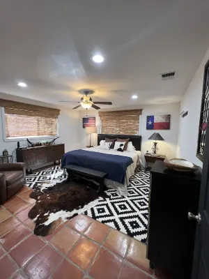 Relaxing Private Getaway just 1 mile North of Leakey...Includes "GAME-ROOM"