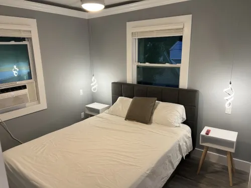 Cozy spot next to Duval with swim spa - 2bed/2bath