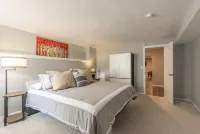 Fully stocked new apt, work from home + Free Parking!