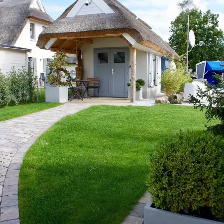 Thatched cottage for 8 people with an outdoor pool, near the beach & forest, sauna