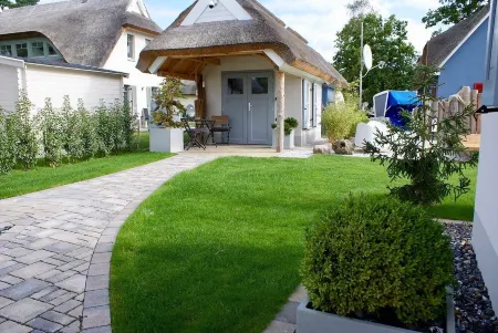 Thatched cottage for 8 people with an outdoor pool, near the beach & forest, sauna