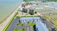 2Bd/1Ba, Lake/Riverview Condo; discounts for longer stays