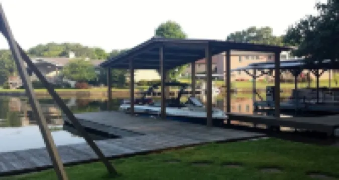 Beautiful Home Right on Lake Hamilton!  Hot Tub! Covered Boat Slip! Waterfall!!