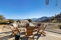 Lakeside Paradise Clam Getaway- Hot Tub, Fire pit, Lake Views, Games Hotel dekat Nuui Cunni Native American Intertribal Cultural Center and Museum