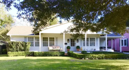 Convenient location. Walking distance to LSU lakes.