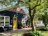 Creekside Cottage w/ Hot Tub near Asheville, Pet-Friendly