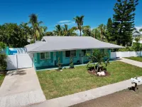 Charming 2Bed Ami Beach Cottage 1/2 of a Duplex, 3Min Walk to Beach Hotels in Holmes Beach