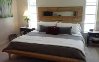 Vanderbilt Beach Vacation Home - LARGE PRIVATE POOL w/ fully fenced in backyard