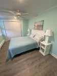 Cozy Cottage in Snug Harbor, minutes to the beach (pet friendly) Các khách sạn gần The Contemporary Theater Company