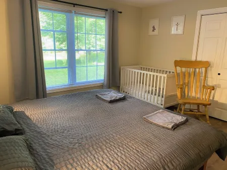 Buddy Home Swift River Waterfront Fully Renovated Family and Dog Friendly Отели в г. Тамворт