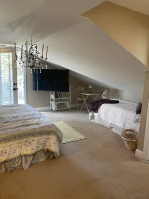 Great Location! open floor plan SLEEPS 10 sandy beach and Island