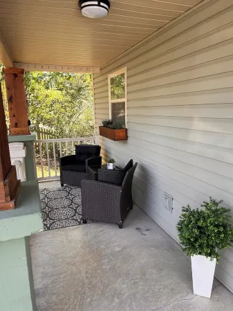 Charming 3-bed house near Baker Creek in south Knox! Pets Welcome! Отели рядом с достопримечательностью «Regal Riviera»