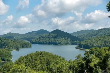 "The Nut House" Long Range Views & 5 Minutes to Cashiers Crossroads