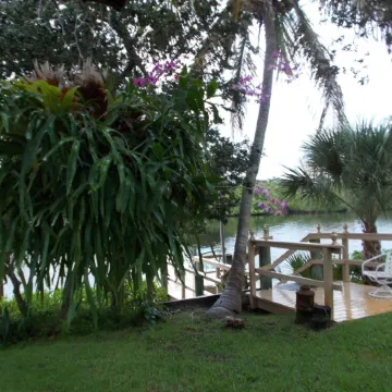 Unique and Charming--Waterfront Studio Cottage - Queen bed & Dock