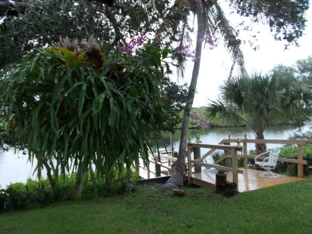 Unique and Charming--Waterfront Studio Cottage - Queen bed & Dock