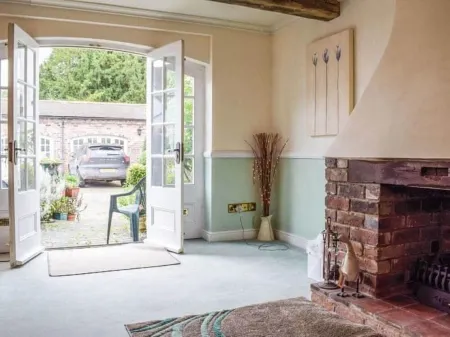 Holly Cottage, Pet Friendly, Secure Courtyard Parking, Near Historic Ironbridge.