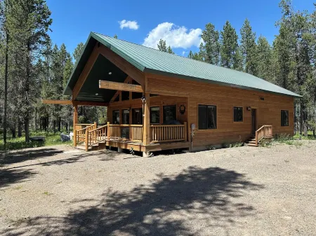Cozy 3-bedroom cabin with WiFi in soothing Island Park