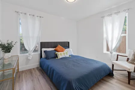 Farbenfroh, 3BD Home, Large Backyard, 5 minute to Downtown, King Size Master Bed