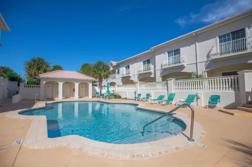 Spacious 3/2 poolside condo w/ beach access* 2 King beds* Comfortably sleeps 8!