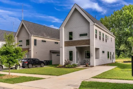 British Pub-Inspired Home Отели рядом с достопримечательностью «Университет Северная Каролина в Шарлотт»