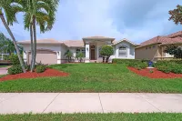 MI Charm:Heated pool, Walking Distance to Beach & Restaurants, Sleeps 10