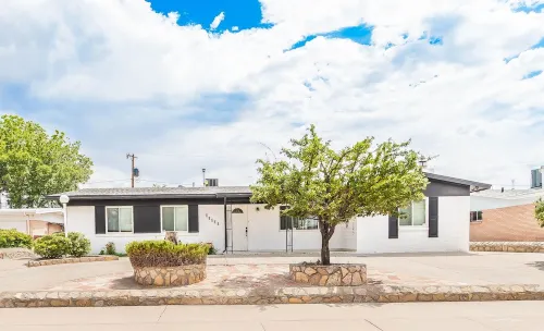 POOL, Sleeps 10, CENTRALY LOCATED, game room, pets. great for LONG TERM stays.