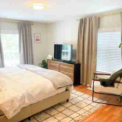 Zen Midcentury-Art Deco Hideaway Rooms