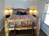 Charming cozy lake cabin, 300 yds from Lake Texoma beach, fishing, boat ramp!