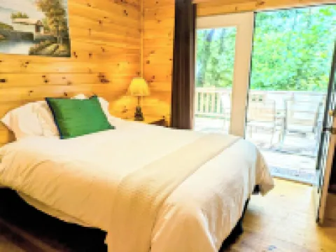 6BDRM Cabin only 10 mins to Alpine Helen/ Hot Tub/ Firepit/ Game Room/ Satellite