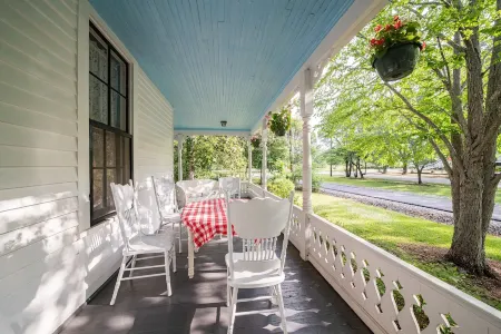 5 Miles to Callaway Gardens and walking distance to shops and restaurants. Отели рядом с достопримечательностью «Cecil B. Day Butterfly Center»