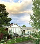 Country Living Private Apt w/Mini Petting Zoo