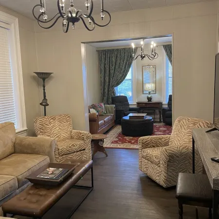 Walk to everything! Five Flags-Hotel Julian-Millwork Sleeps 8!
