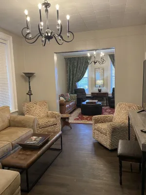 Walk to everything! Five Flags-Hotel Julian-Millwork Sleeps 8!