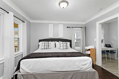 Cozy midtown home 10 minutes to downtown Kansas City. Hôtels à proximité de la Kansas City Union Station