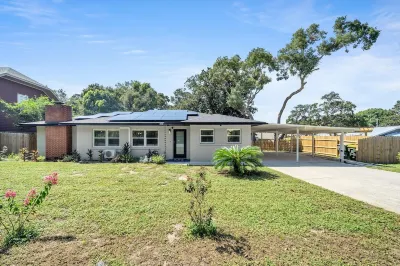 Beach Escape 3BR 2 Kings - Hot Tub, 5 min to Beach
