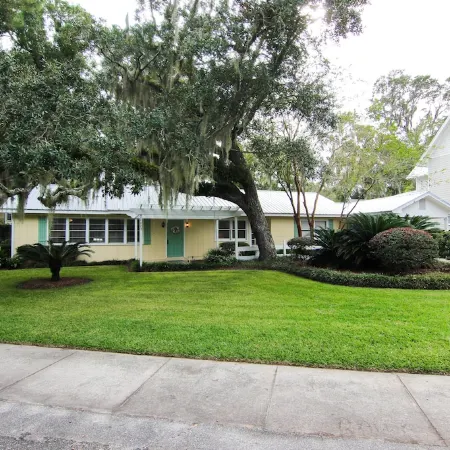 Walk to Beach . Bright & Airy Family Friendly Beach Cottage