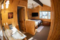 Yosemite Riverside Retreat - Gorgeous Views! Wood burning Stove!