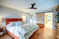 Spacious lodge with magnificent mountain views, fireplace and hot tub.