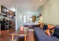 Cozy, modern Pearl St. condo. Ideal location!