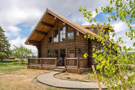 Beautiful Log Cabin in Paradise Valley, Montana