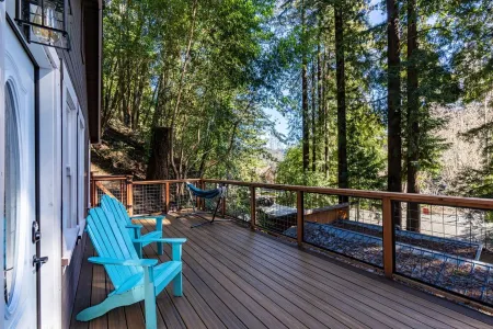 Peaceful Redwood Hideaway - Hot Tub, Hammock, Walk to Russian River and Downtown