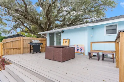 Sunset Bungalows - Big Blue 2 bedrooms - WiFi, Pool AC in enchanting Clearwater Hotels near Countryside Square