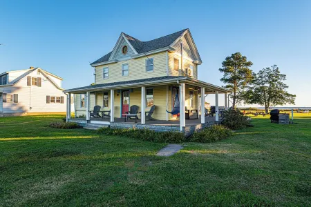 Charming Waterfront Farmhouse 10 Minutes from Blackwater NWR - Pet Friendly
