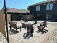 7 Bedroom Country Lodge Close to Town - Rooster Roost Ranch Lodge فنادق في 