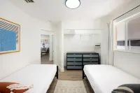 3BR Smart home, close to airport, Fast WiFi, Free private parking, Patio & Grill