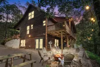 Mountain Cabin with fire-pit, game room and fireplace & hot tub! 4BR 4 bathroom