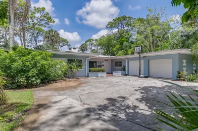 Golf Front 5 Bedroom Pool Home Downtown Melbourne Hotel dekat CITA Rescue Mission