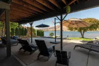 Lakefront, beach, hot tub, putt course, paddleboards, boat ramp, deck, fireplace