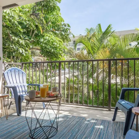 150 steps to BEACH | Private Balcony | Workspace