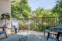150 steps to BEACH | Private Balcony | Workspace